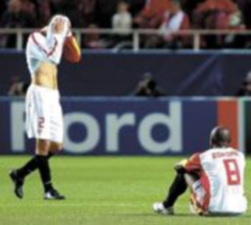 El argentino Federico Fazio (i) y el costamarfileño Didier Zokora muestran su desolación tras ser eliminados de la Liga de Campeones por el CSKA de Moscu. / Efe
