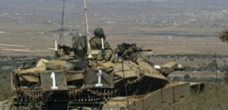 Soldados israelíes vigilan el lado sirio de la frontera cerca del paso fronterizo de Quneitra entre Siria e Israel. / Efe