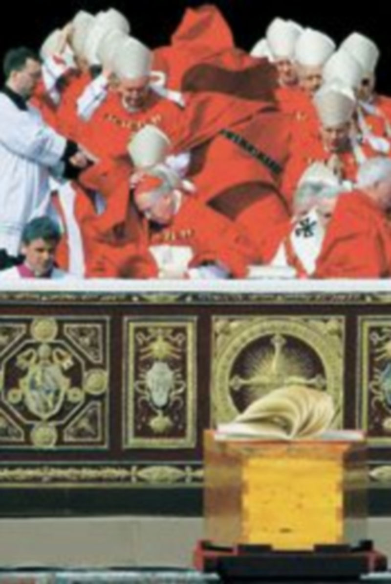 Llegada de los cardenales al sepelio del Papa Juan Pablo II. / Reuters