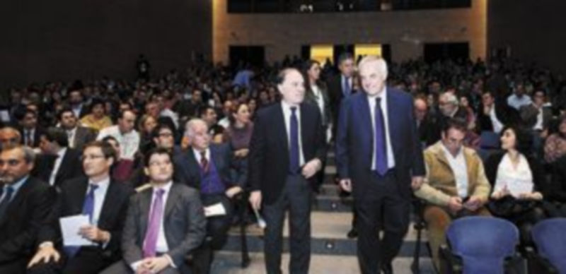 Tomás Villanueva (i) asiste al 20 aniversario de la Fundación Grupo Gadea junto a su presidente