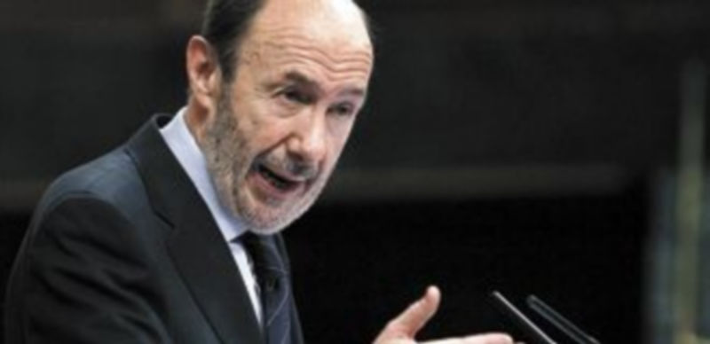Rubalcaba abrió la sesión de tarde del Pleno de investidura cuestionando las palabras matinales de Rajoy. / Efe