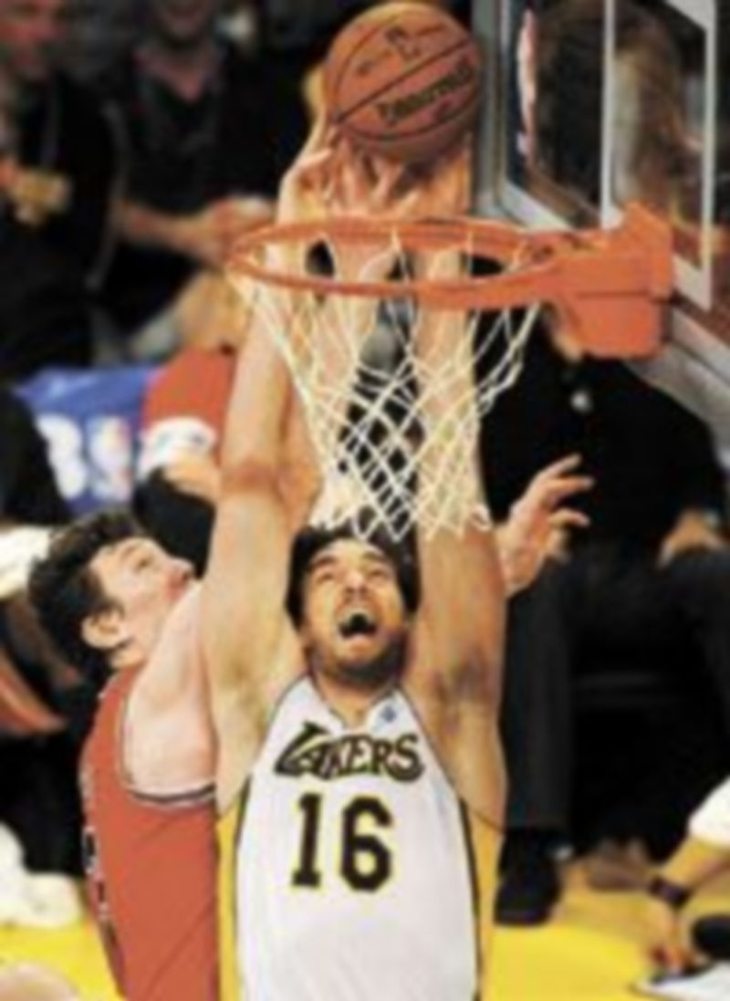 Pau Gasol intenta encestar presionado por Asik. / Paul Buck (Efe)