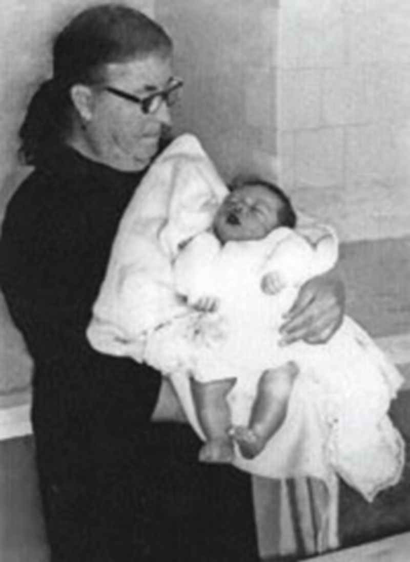 Una mujer sostiene a un bebé.