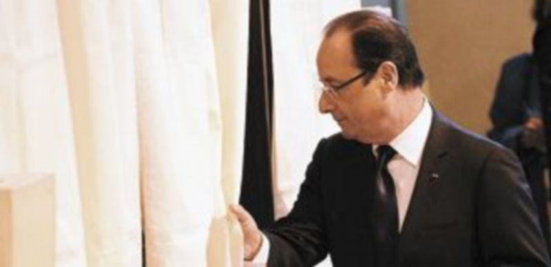 François Hollande se dispone a ejercer su derecho al voto en un colegio electoral de Tulle. / Reuters