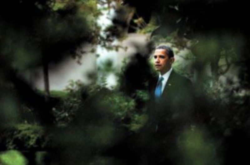Barack Obama paseaba ayer tranquilo por los jardines de la Casa Blanca. / J.E. (Reuters)