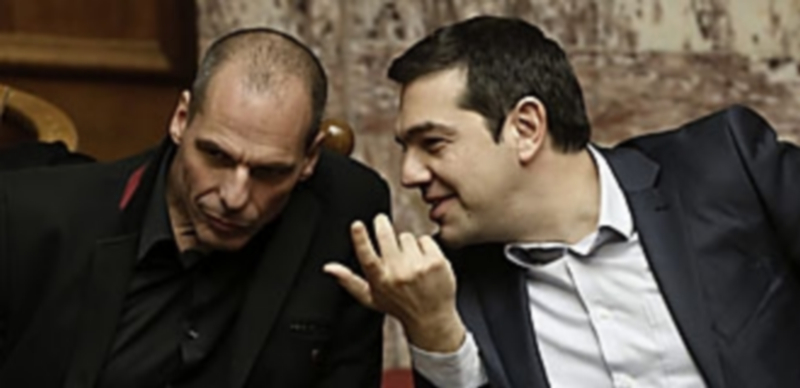 El primer ministro griego Alexis Tsipras (dcha) conversa con el ministro de Finanzas Yanis Varufakis . / EFE