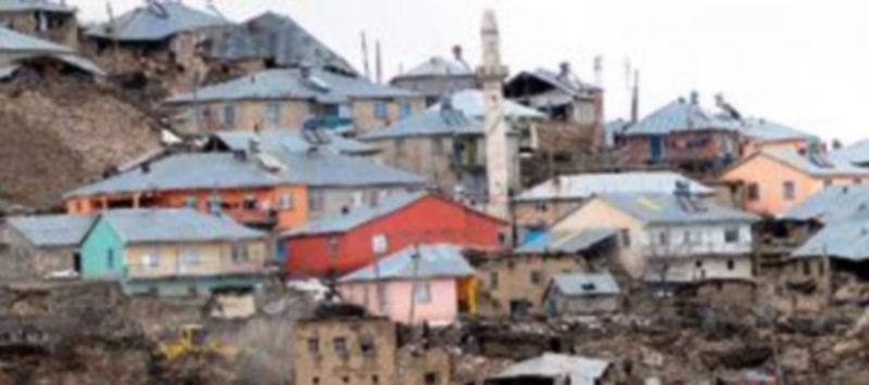 Numerosas víctimas mortales y heridas quedaron sepultadas por las viviendas que se derrumbaron tras la sacudida sísmica./ EFE