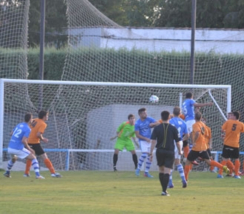 Jugada aérea de ataque del Club Deportivo La Granja durante la segunda parte. / Borja Martín