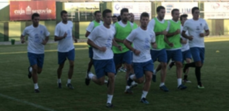 La plantilla del Unami realizando ejercicios de calentamiento durante la pretemporada del curso pasado. / Lara Mazagatos