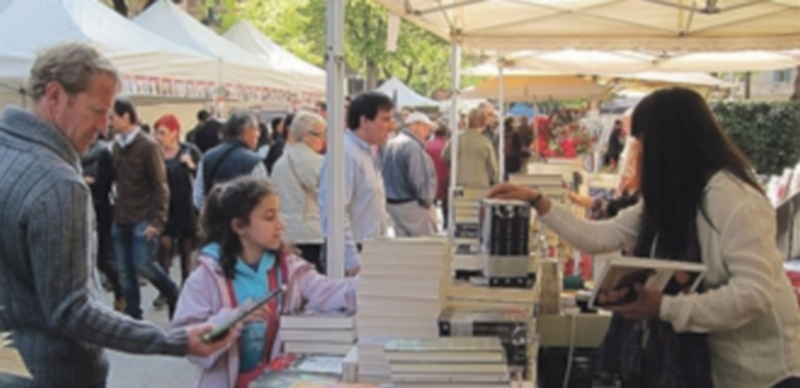 Decenas de personas acuden a una feria del libro en la ciudad de Barcelona. / E.P.