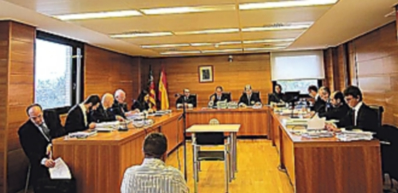 Juzgan a un hombre por amputarse una mano para cobrar el seguro 1 Interior de la sala de la Audiencia Provincial de Castellón durante el juicio al hombre acusado de estafa. / Europa Press