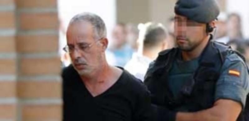 El presunto autor de la muerte de la joven Eva Blanco custodiado por un agente de la Guardia Civil. / Efe