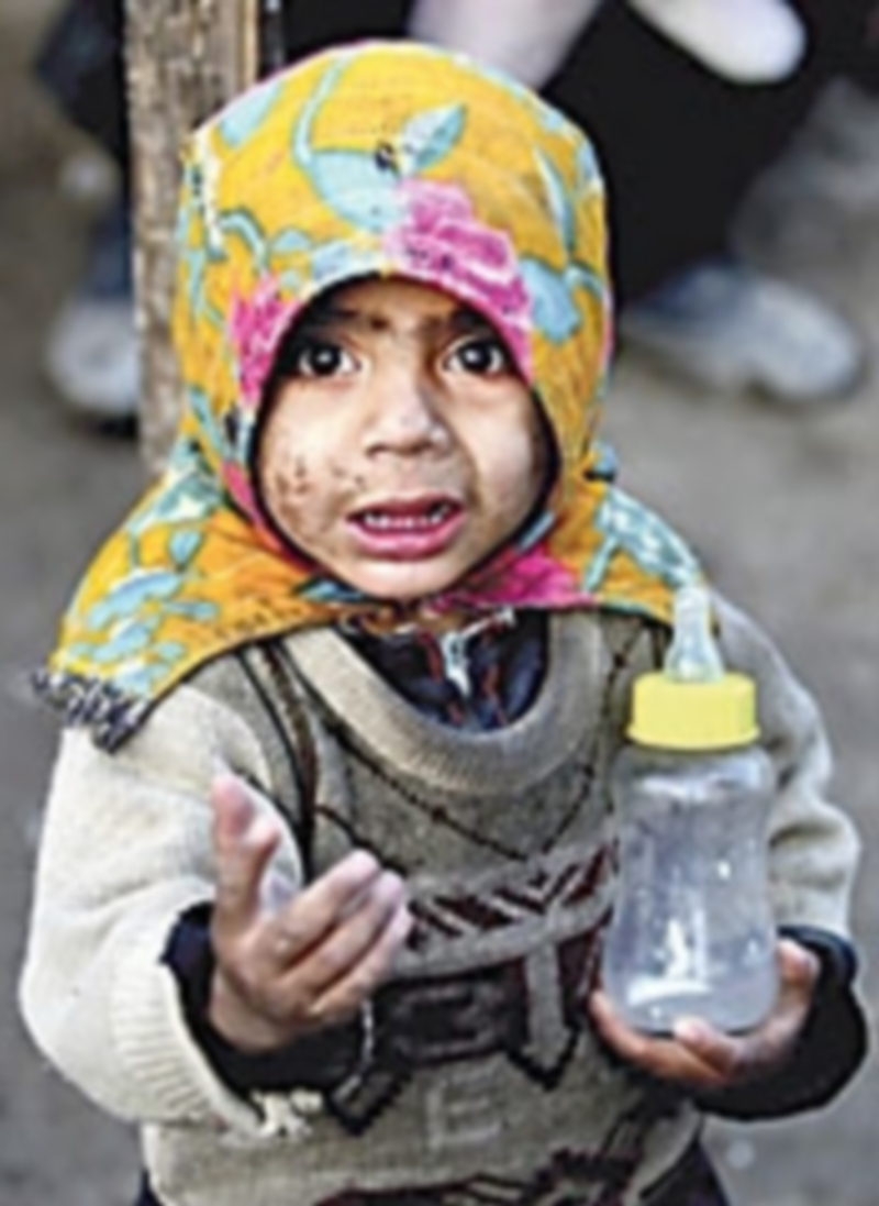 Una niña posa para una foto en las afueras de un refugio temporal. / Efe