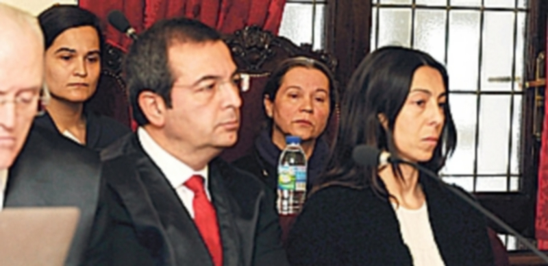 Las tres acusadas por el crimen de Carrasco y el abogado de Raquel Gago. / Efe