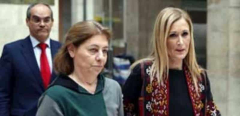 La madre de Diego con Cristina Cifuentes. / Efe