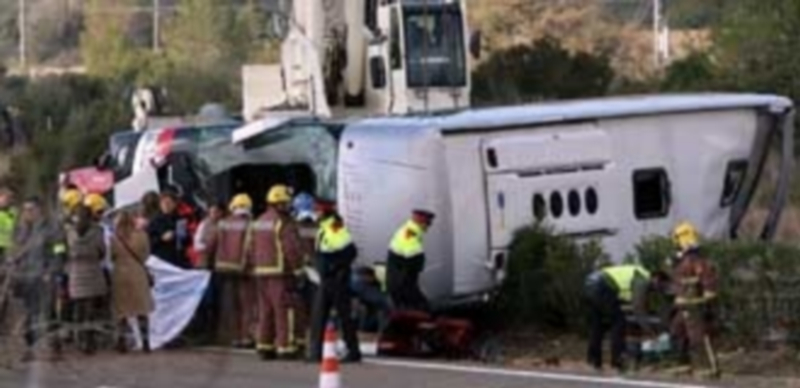 El conductor del auto siniestrado sigue en estado crítico en la UCI 1 Los servicios de emergencia en el lugar del siniestro. / Efe