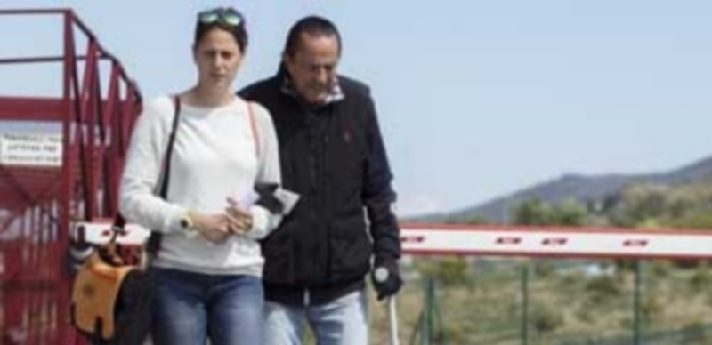 Julián Muñoz junto a su hija Elia a su salida de prisión el pasado viernes. / Efe