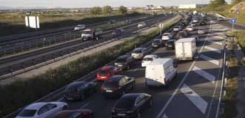 Un total de 360 personas murieron en las carreteras entre enero y abril 1 Decenas de vehículos en una concurrida autovía nacional durante el pasado fin de semana. / Efe