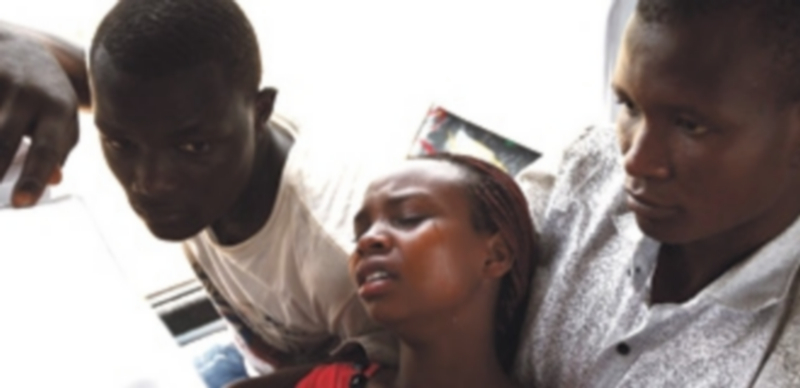 Una joven adolescente es trasladada a un hospital tras encontrarla con vida después de la matanza de Garissa. / Efe