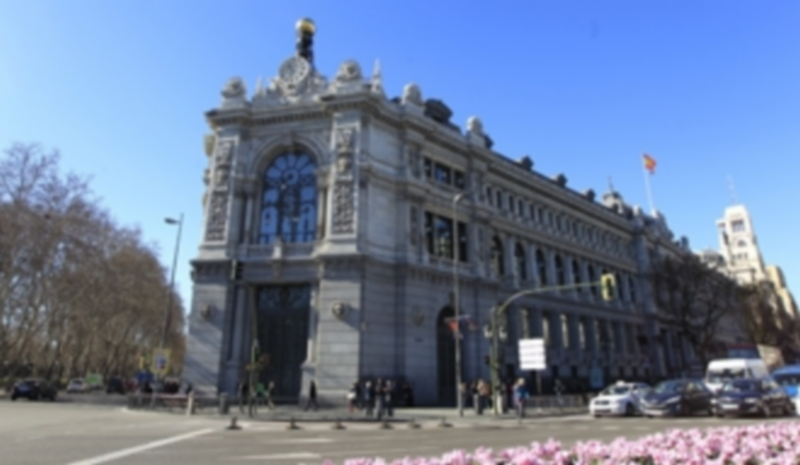 Un ciudadano observa los restos de un coche tras el ataque de la aviación saudí en la ciudad de Sanaía. / Efe