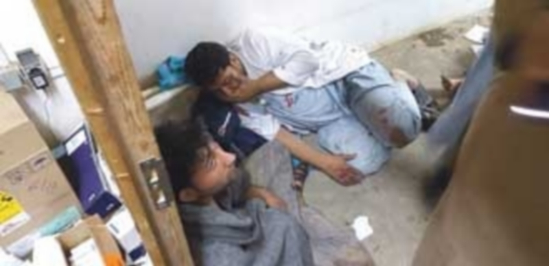 Uno de los miembros de Médicos sin Fronteras heridos durante el ataque al recinto hospitalario del norte de Afganistán . / EFE