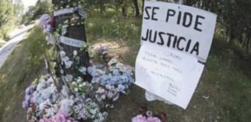 Flores y carteles ocuparon el lugar donde apareció el cadáver de Asunta