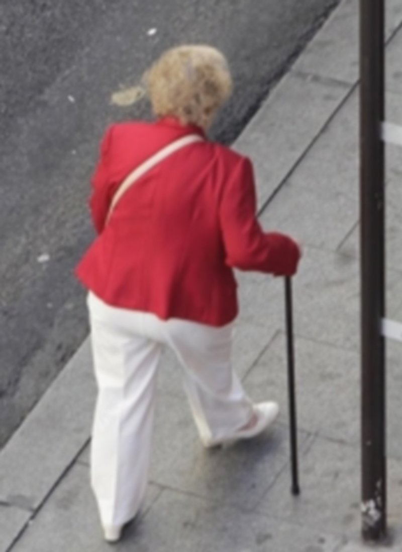 Una anciana de 80 años pierde 18.000 euros por el timo del ‘tocomocho’ 1 Una anciana camina con su bastón. / E.P.