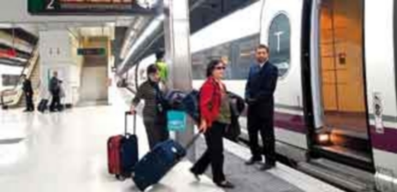 Pasajeros antes de acceder al tren. / E.P.