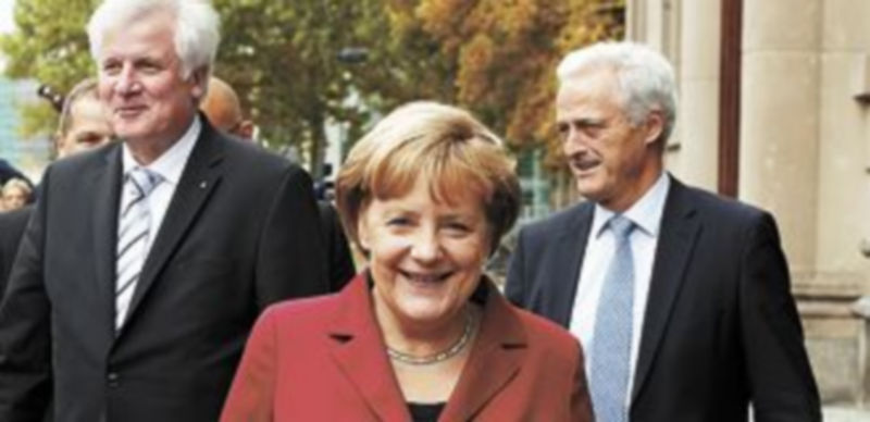 La jefa del Ejecutivo germano sale sonriente de la reunión con el SPD. / Reuters