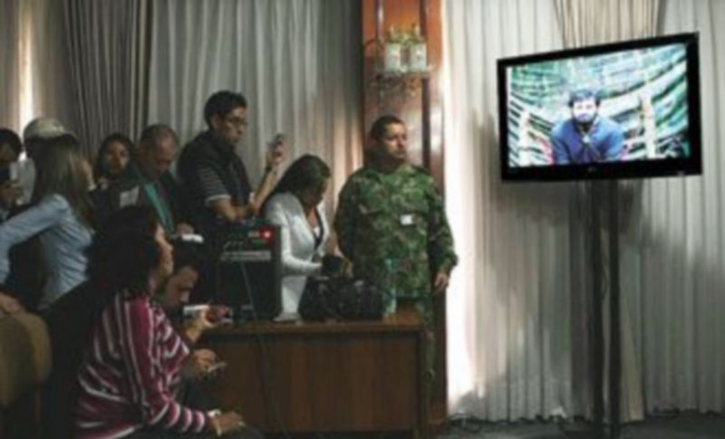 Un grupo de periodistas observa las pruebas de vida de los rehenes de las FARC. / EFE