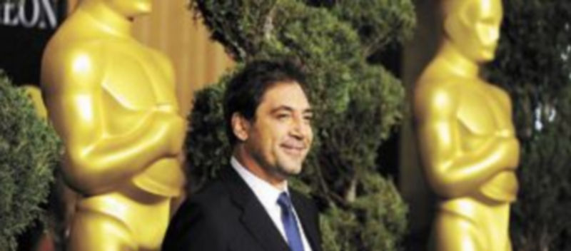 Javier Bardem posa a su llegada al hotel Beverly Hilton