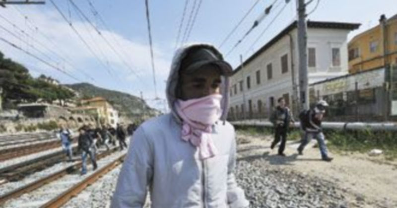 Inmigrantes y activistas transalpinos ocupan las vías de la estación de trenes de la localidad de Ventimiglia después del parón en el tráfico ferroviario. / Efe