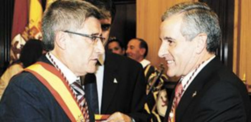 Francisco Fernández (i) saluda al nuevo alcalde de León