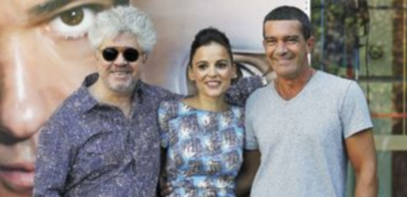 Almodóvar posa con Elena Anaya y Antonio Banderas