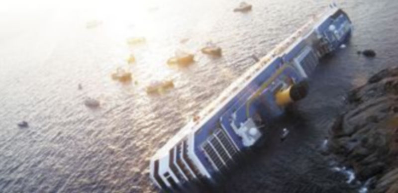 El impresionante crucero Costa Concordia se hundió en aguas de la región de la Toscana tras chocar con uno de los espigones construidos en la isla de Giglio. / Reuters.