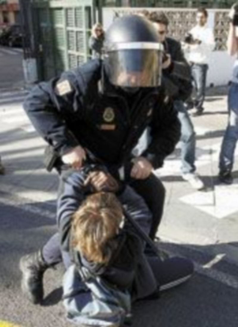 Un agente carga contra una de las congregadas que protestan contra los ajustes en Educación. / Reuters
