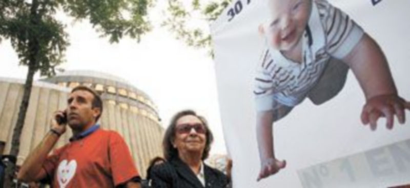 Cientos de personas convocadas por organizaciones antiabortistas se concentraron el pasado viernes frente al Tribunal Constitucional para protestar contra la nueva ley. / Efe