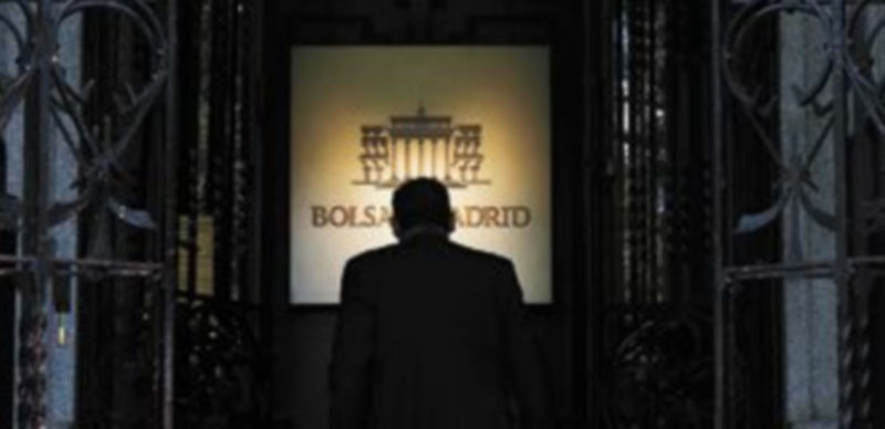 Un ciudadano accede a la Bolsa madrileña pocos minutos después de iniciarse la sesión de ayer. / Reuters.
