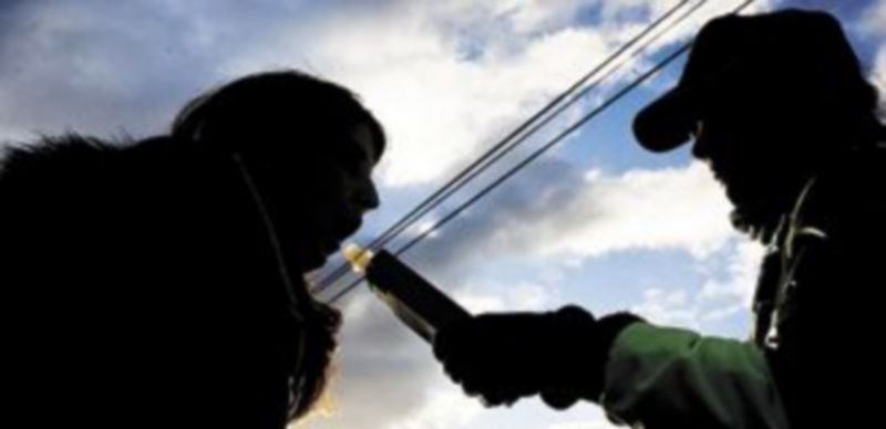 La Guardia Civil de Tráfico realiza uno de sus controles preventivos de consumo de alcohol al volante. / Valdivielso