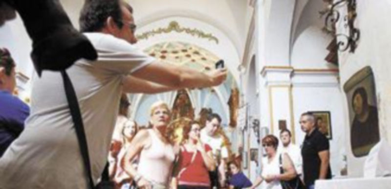 El mural atrajo las miradas de muchos curiosos