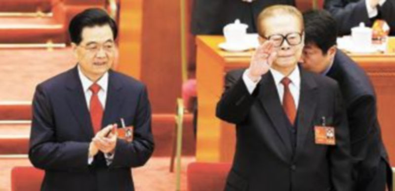 Hu Jintao (i) aplaude a Jiang Zemin