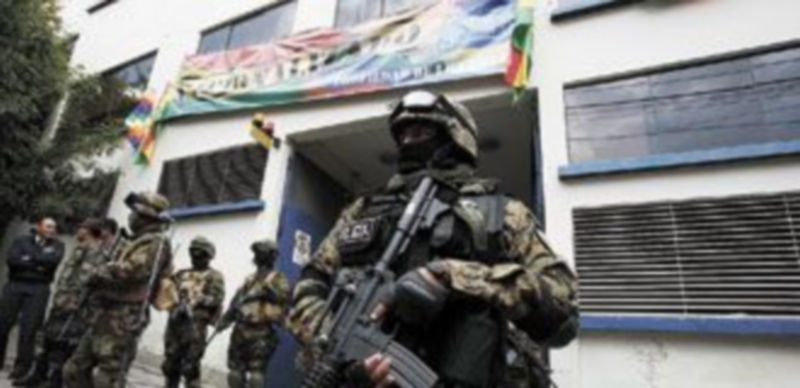 Un total de 740 policías fueron movilizados ayer en Bolivia para hacerse con la instalaciones de cuatro filiales de Iberdrola nacionalizadas por decreto. / Reuters