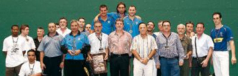 Foto de familia con los campeones y finalistas de la Copa de Europa de herramienta junto con los representantes de las instituciones./ Gabriel Gómez