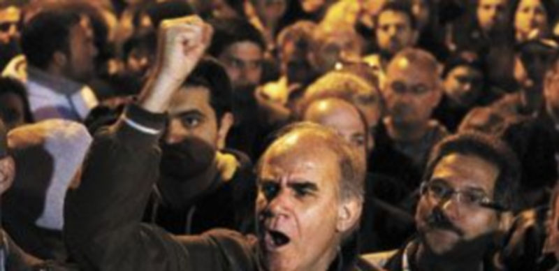 Los ciudadanos salen a las calles de la isla mediterránea para protestar por la situación económica que están sufriendo. / Reuters