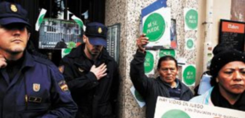 Los grupos de protesta han acudido en los últimos días a las casas de varios diputados e incluso a la de la vicepresidenta del Gobierno. / Reuters