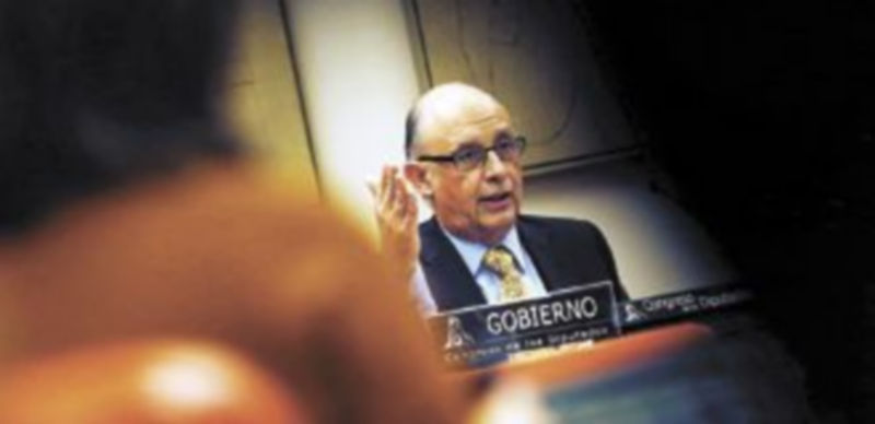 El ministro de Hacienda y Administraciones Públicas proyecta un plan para que las Administraciones pongan el contador de deuda a cero. / Reuters