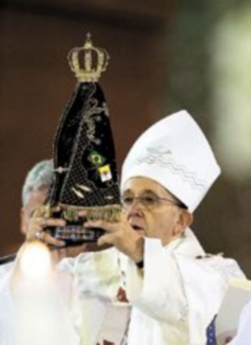 El Papa sostiene la imagen de la Virgen de Aparecida. / Efe