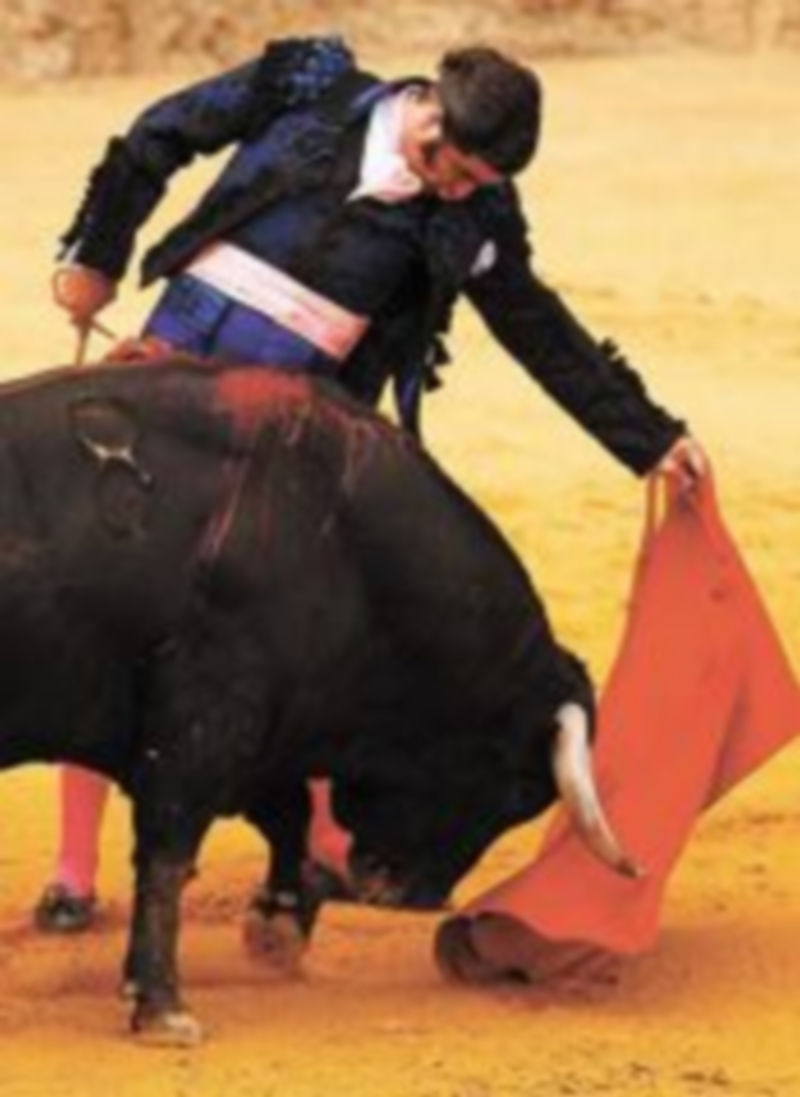 El diestro Morante de la Puebla durante la faena de su segundo toro de la ganadería de Juan Pedro Domeq. / JON NAZCA
