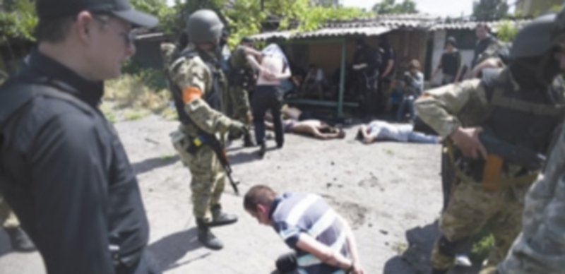 Soldados del batallón ucranio Azov capturan a activistas prorrusos en Mariupol