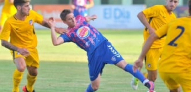 Amistoso... pero no tanto 1 El recien fichado Asier trata de robar el balón durante el encuentro mientras varios jugadores corren hacia él para intentar evitarlo. / KAMARERO